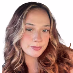 headshot of Chloe Cantrell